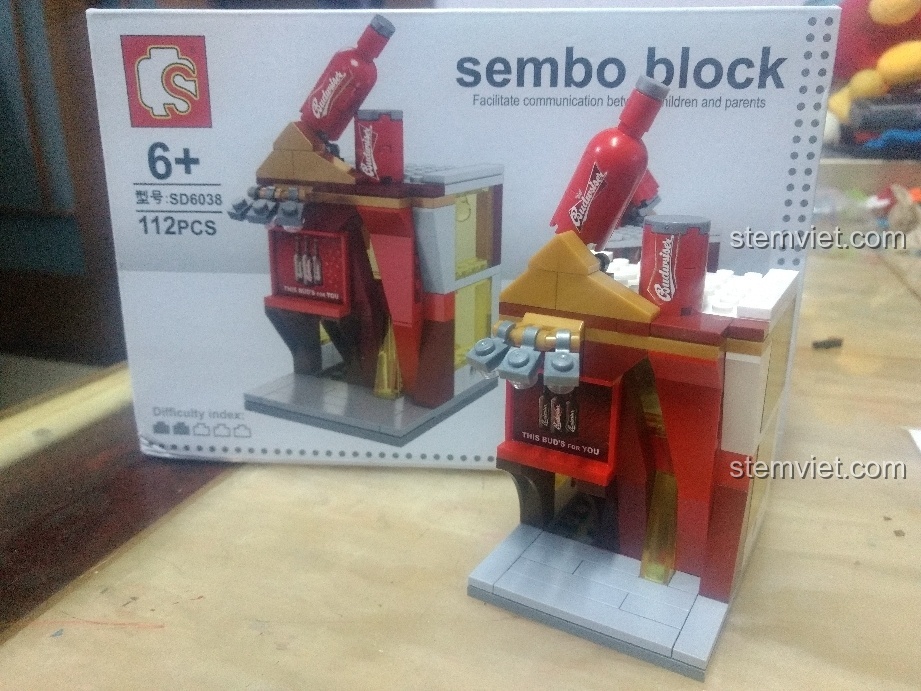 So sánh mô hình Quán Bar Sembo SD6038 đã lắp xong và hình ảnh trên vỏ hộp sản phẩm.