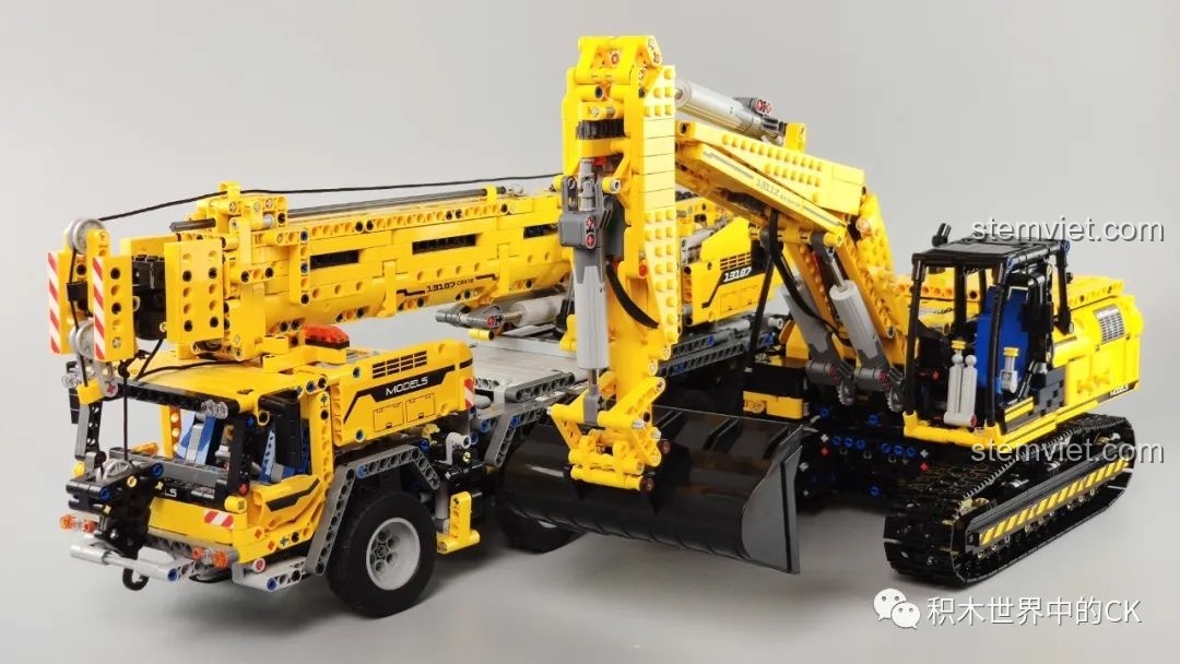 So sánh kích thước giữa máy xúc Mould King 13112 và một mô hình xe cẩu Technic khác.