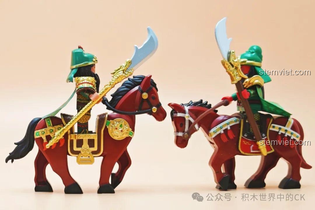 So sánh mô hình ngựa Xích Thố của Decool 20802 với một mẫu ngựa lắp ráp khác.