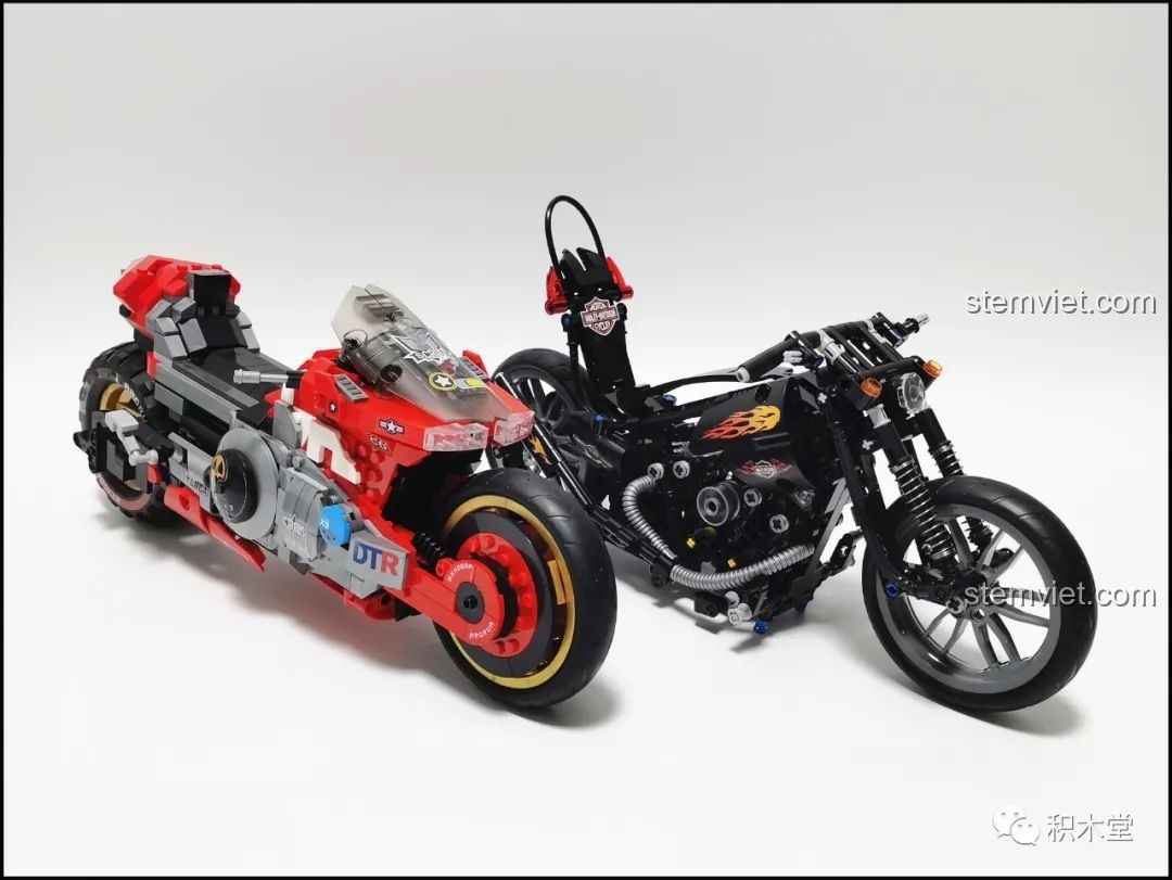 So sánh giữa phong cách cổ điển của Harley Chopper và phong cách hiện đại của xe Cyberpunk.