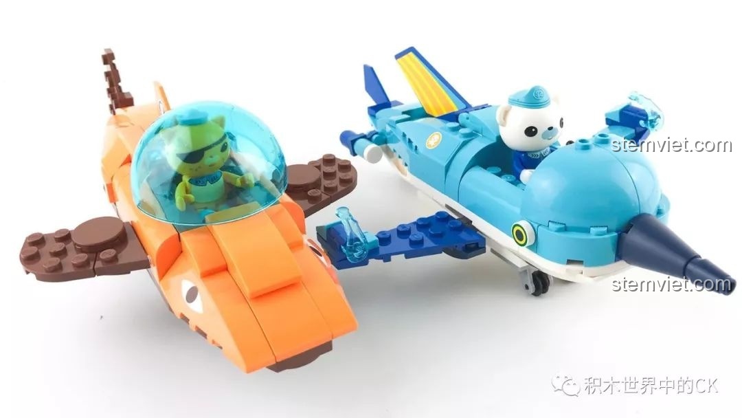 Hai mô hình Tàu Cá Mập Hổ QMAN 3701 và Tàu Ngầm Cá Kiếm Gup-B QMAN 3702 đứng cạnh nhau.