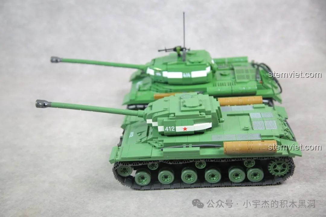 So sánh mô hình xe tăng IS-2 Quan Guan 100249 mới (trái) và phiên bản cũ (phải).