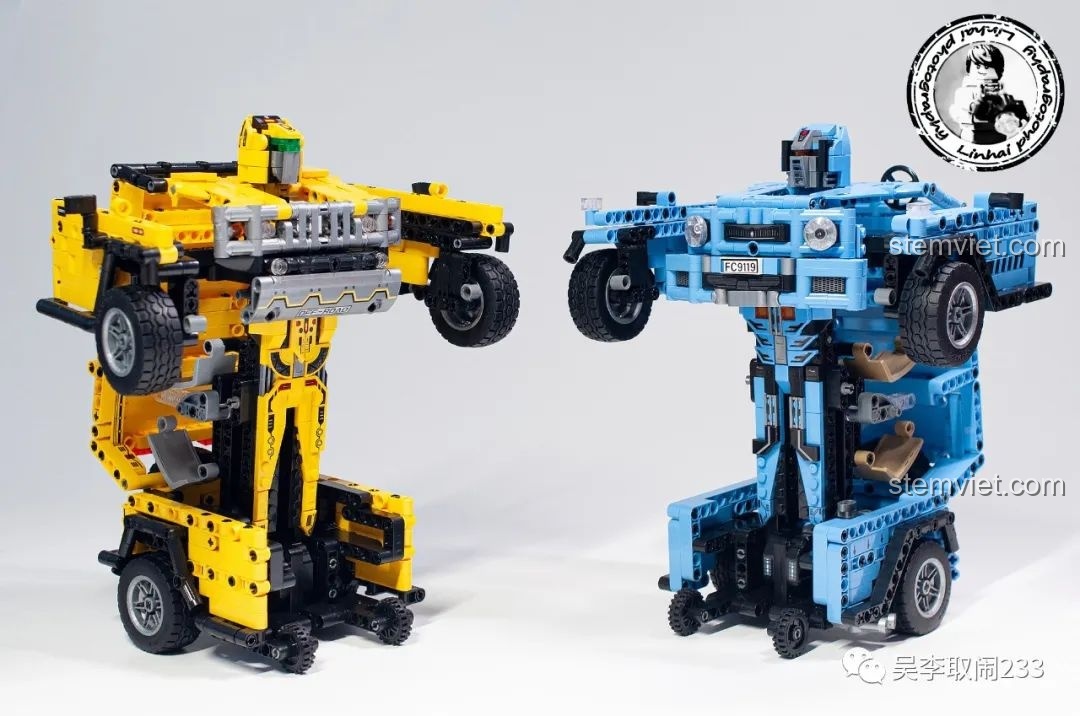 Hai mô hình robot Forange FC9119 và FC9120 đứng cạnh nhau, so sánh sự khác biệt trong thiết kế.