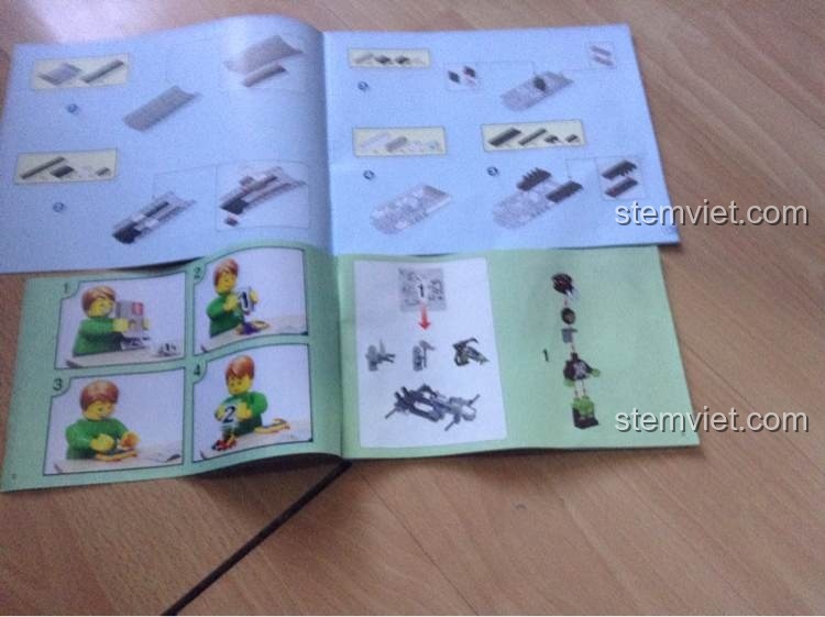 So sánh sách hướng dẫn lắp ráp GUDI 8614 Chiến cơ Sư tử trắng với sách hướng dẫn Lego, cho thấy chất lượng tương đương.