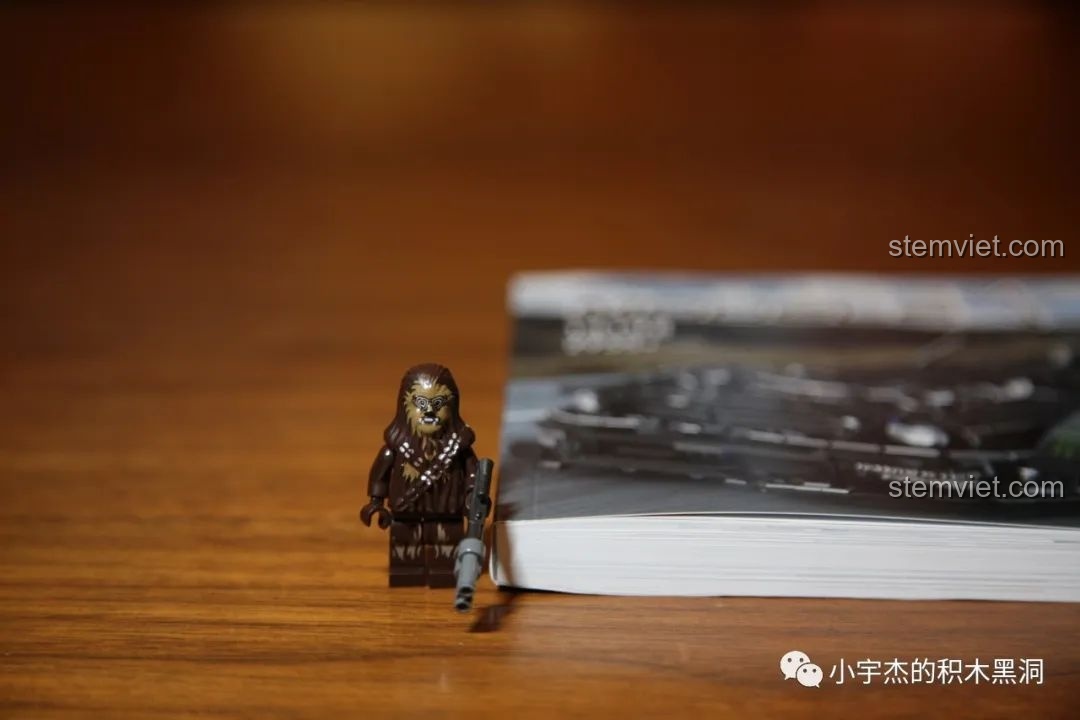 So sánh kích thước sách hướng dẫn lắp ráp Mould King 13108 với một minifigure LEGO Chewbacca.