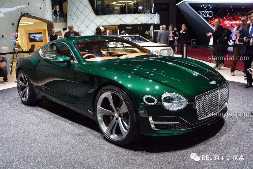 Hình ảnh so sánh giữa mô hình Sembo 607027 và siêu xe Bentley GT thật màu xanh, cho thấy sự tương đồng trong thiết kế.