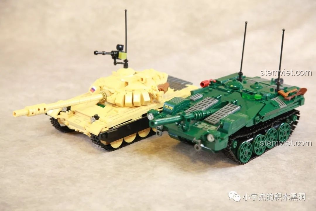 So sánh kích thước giữa mô hình Sluban M38-B1010 (màu xanh) và một mô hình xe tăng T-72 (màu vàng cát).