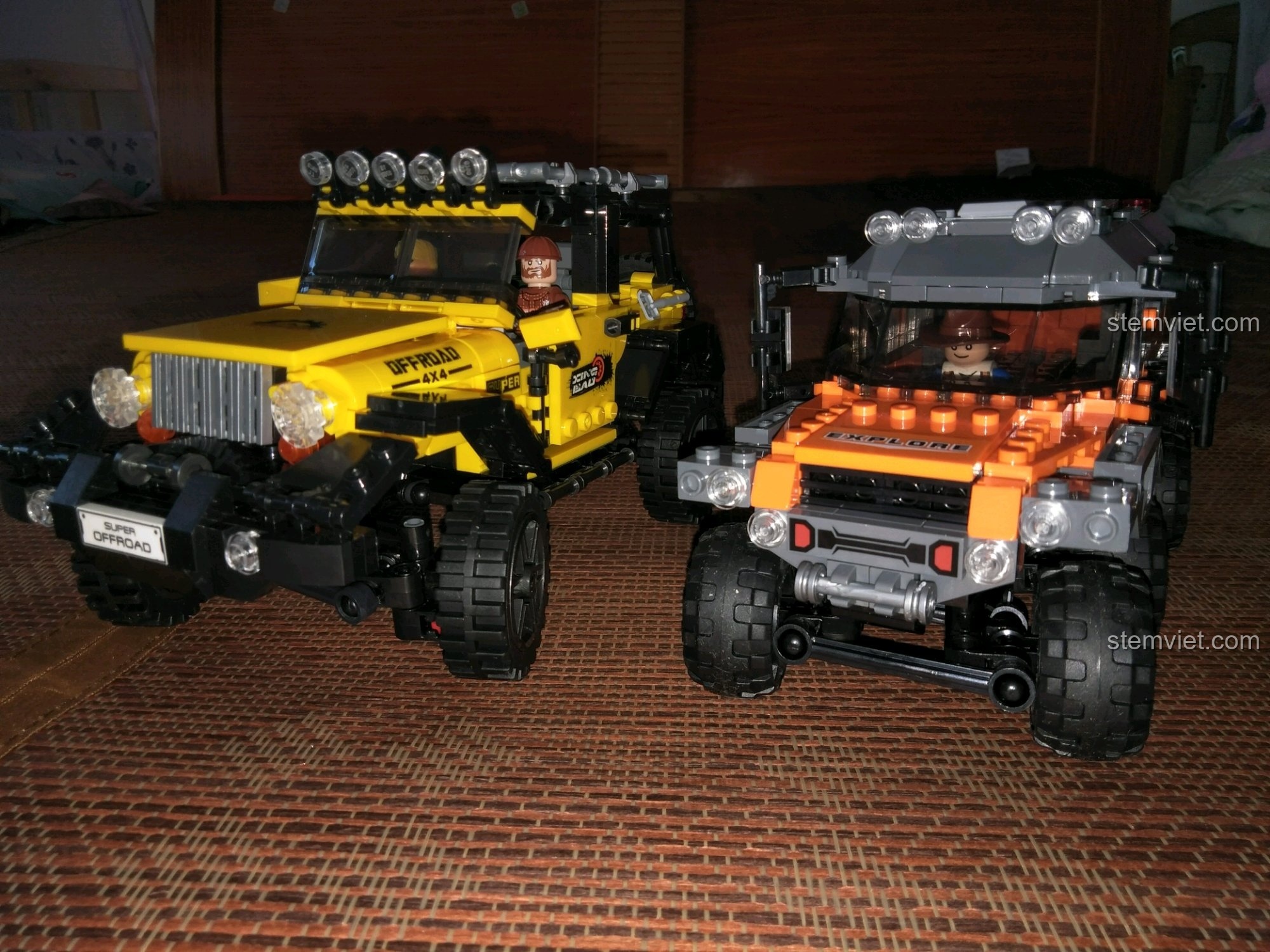 So sánh kích thước giữa mô hình xe địa hình 8 bánh XB-03027 và xe Jeep vàng XB-03024 của Xingbao.