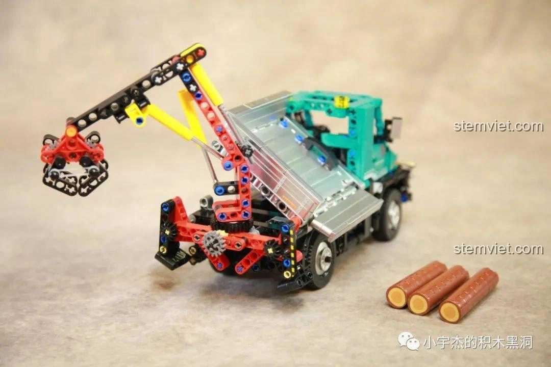 Góc nhìn khác khi so sánh kích thước Xe tải công trình Unimog U400 SEMBO Block 720900 với xe cứu hộ.