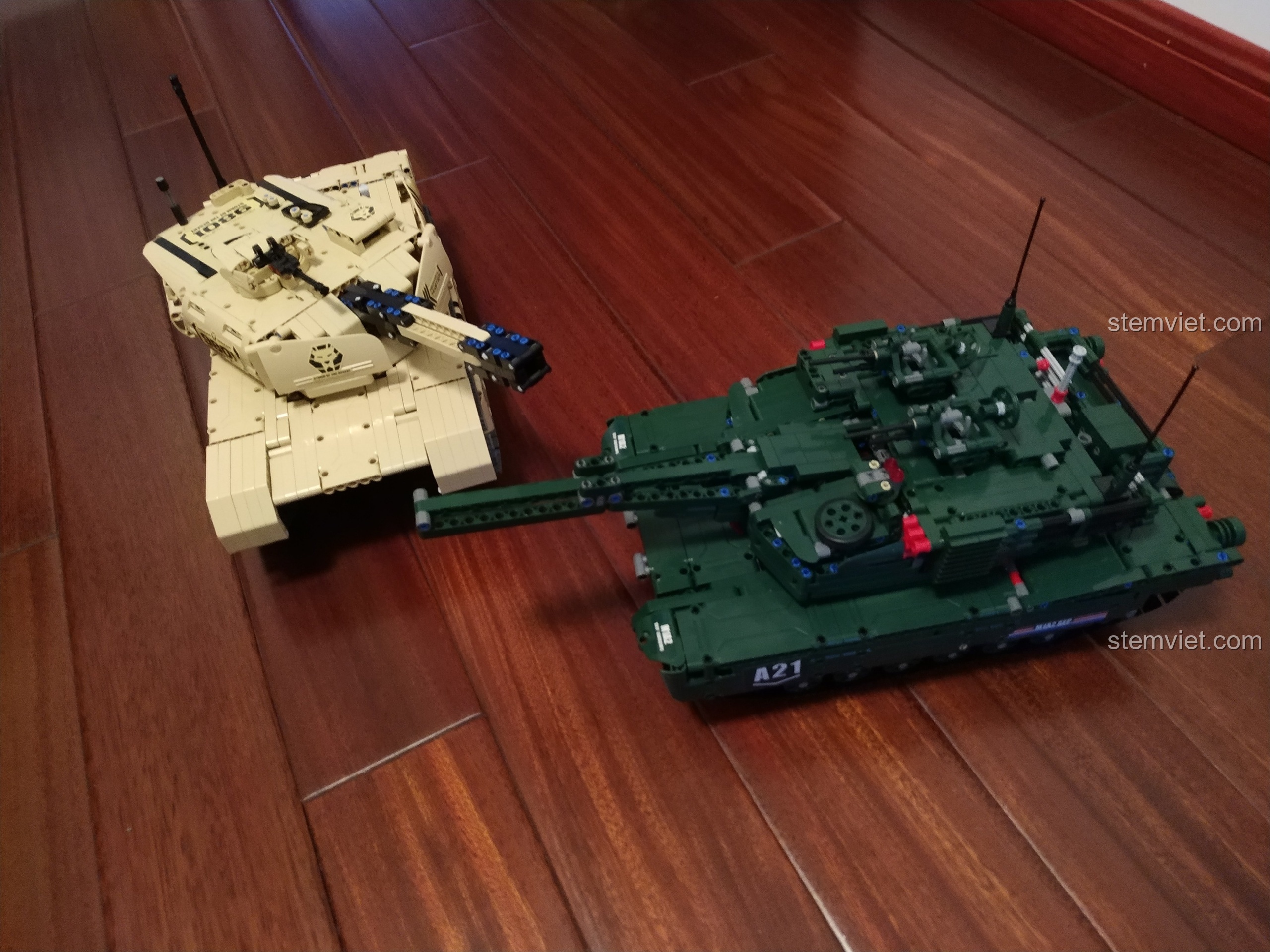 So sánh chiếc Xe Tăng Desert Eagle 9801 màu vàng cát với một chiếc xe tăng màu xanh lá cây.