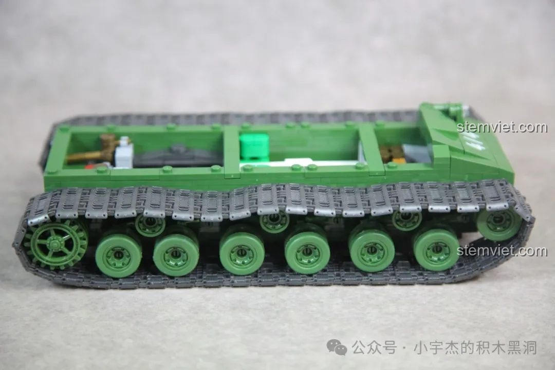 So sánh hệ thống xích của mô hình IS-2 mới và cũ, cho thấy sự cải tiến vượt trội.