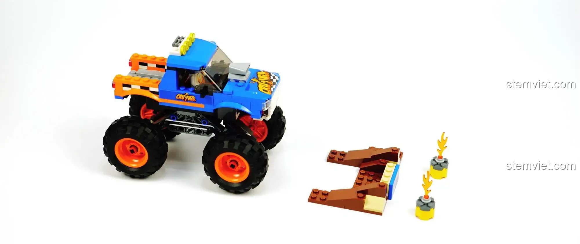 Mô hình xe tải quái vật LEGO City 60251 màu xanh dương dùng để so sánh với bộ lắp ráp Xe Bán Tải Địa Hình Quái Vật Xingbao.