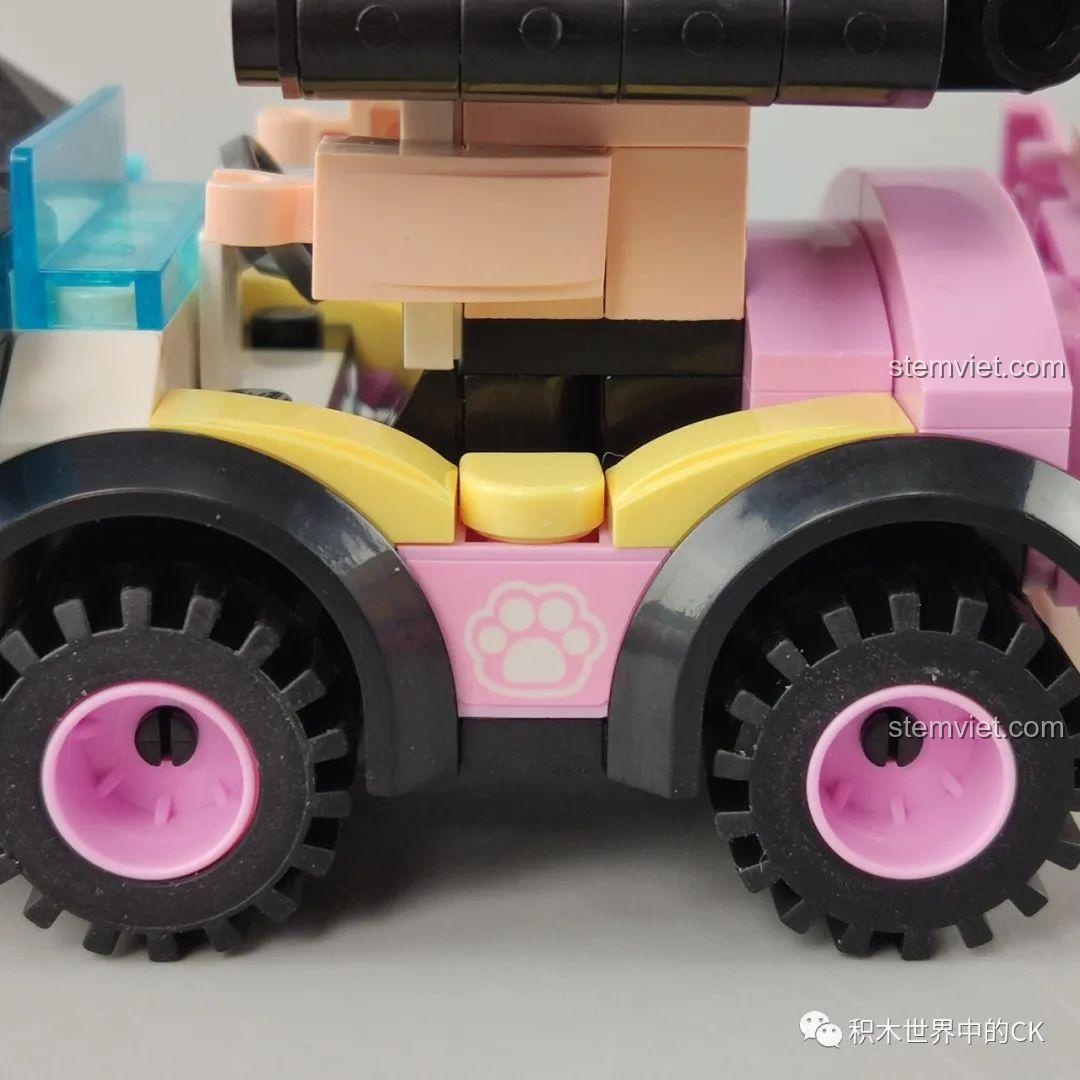 Cận cảnh sticker hình bàn chân mèo trên dè xe, một chi tiết trang trí dễ thương của bộ đồ chơi QMAN.