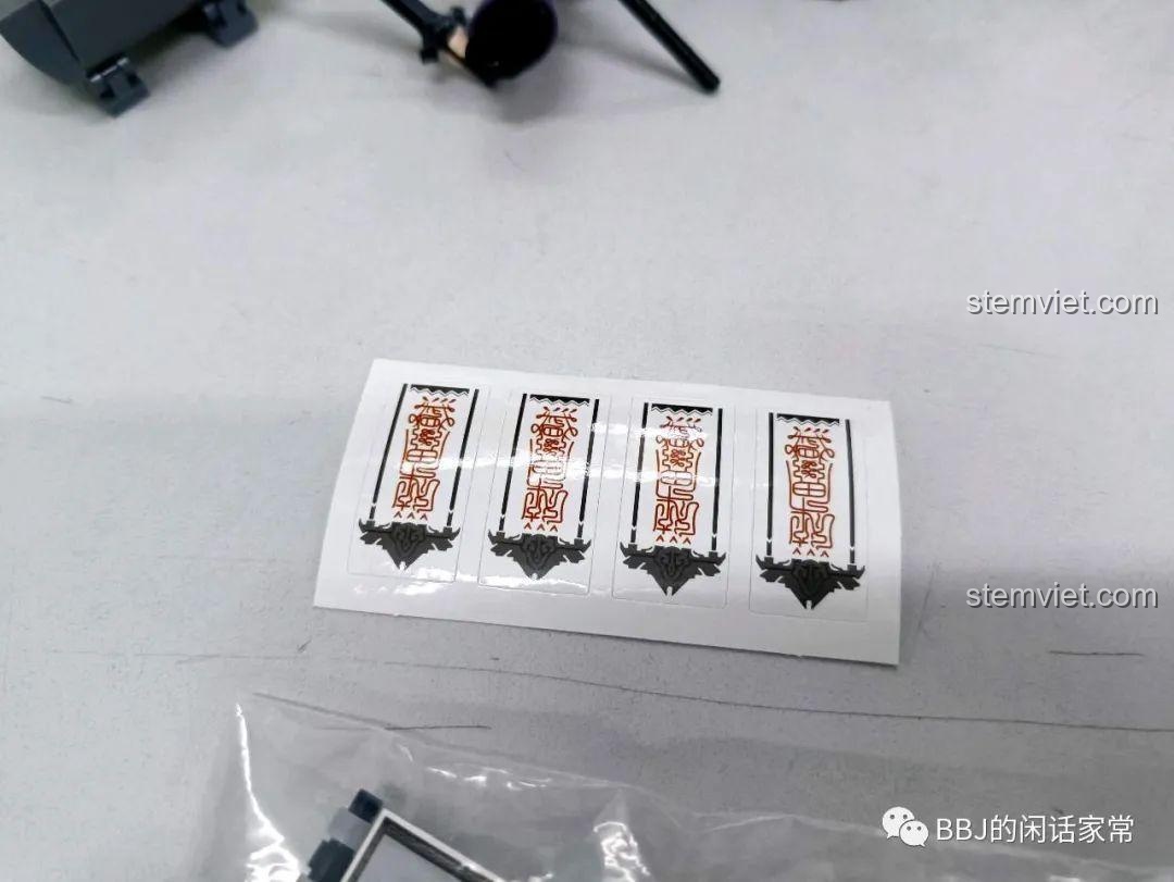 Tấm sticker đi kèm trong bộ lắp ráp Tế Đàn Trần Tình J915 với các họa tiết bùa chú.