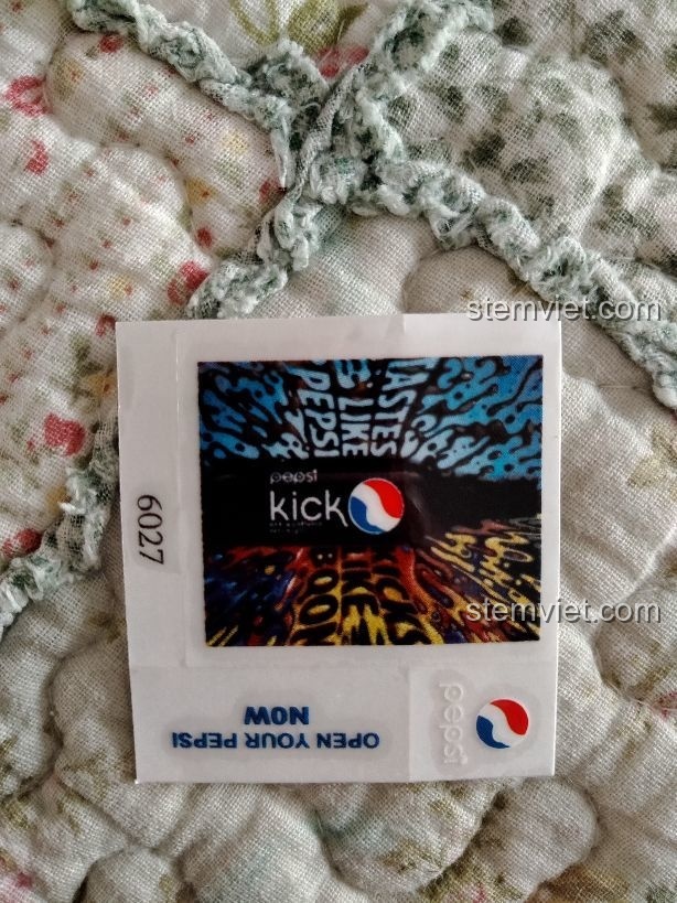Cận cảnh miếng dán sticker của bộ xếp hình Cửa Hàng Nước Ngọt Vui Vẻ, chất lượng in ở mức ổn.