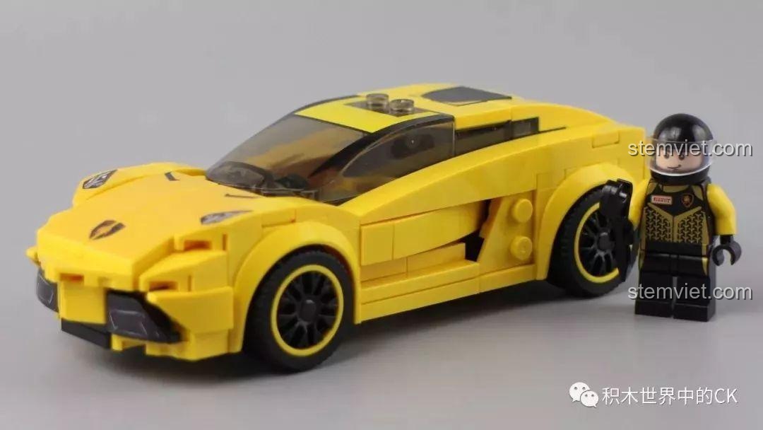 Chi tiết đèn hậu và logo trên đuôi xe Lamborghini Sembo 607026, được thể hiện bằng sticker.