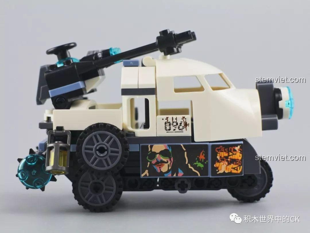 Góc nhìn bên hông còn lại của Xe Chiến Đấu Tự Chế, trang trí bằng sticker graffiti nghệ thuật.
