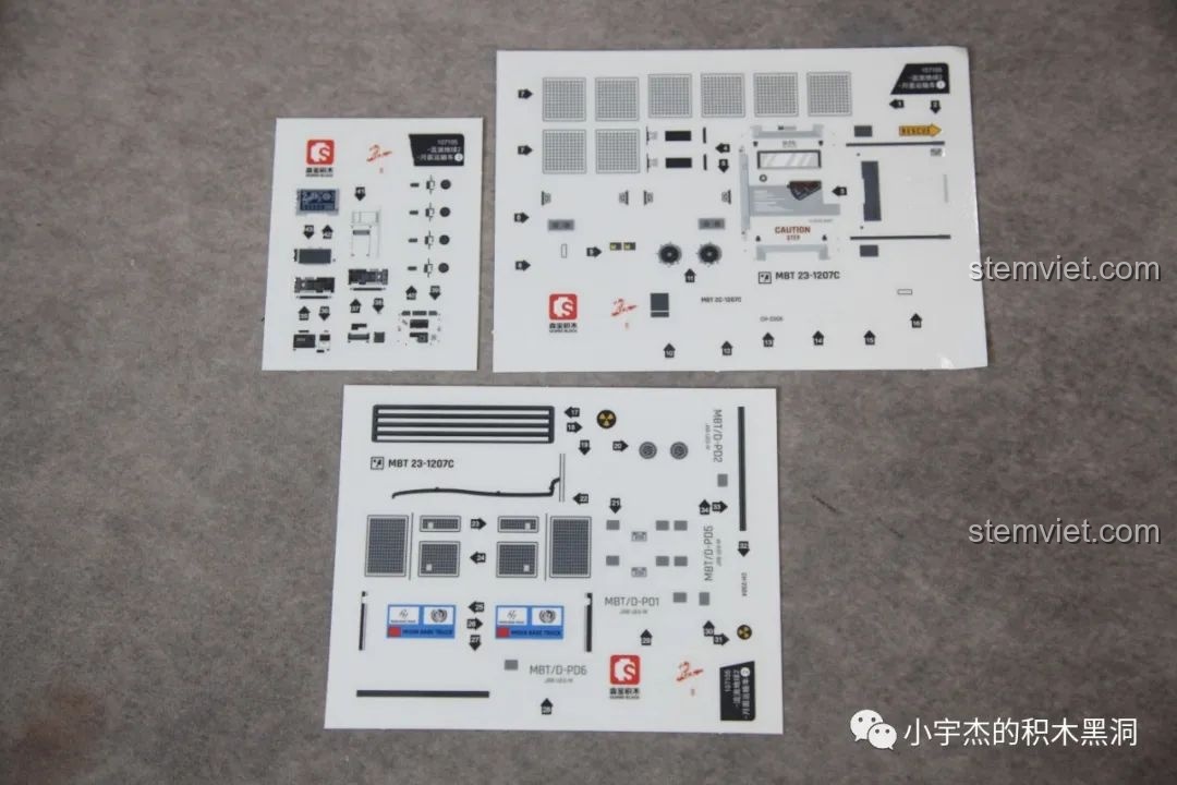 Ba tấm sticker chuyển đi kèm trong bộ lắp ráp SEMBO 107105 Xe Vận Tải Mặt Trăng.