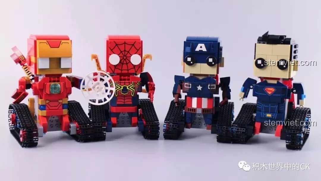 Cận cảnh chi tiết sticker dán trên bề mặt cong của chiếc khiên Captain America.