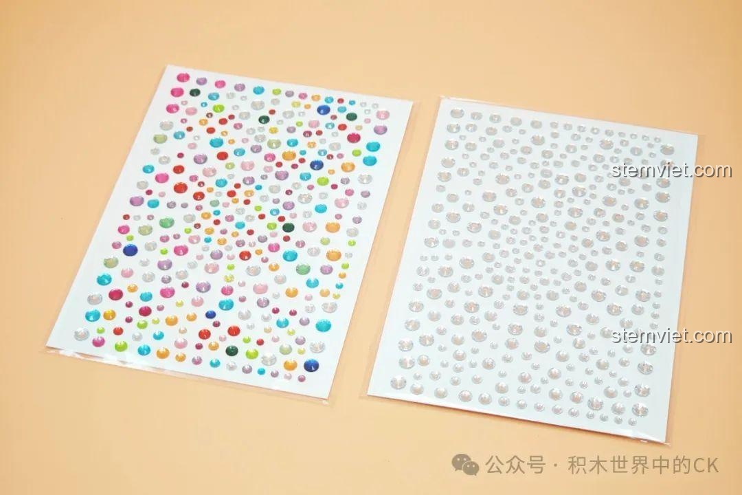 Phụ kiện sticker kim cương lấp lánh đi kèm bộ xếp hình hoa trang trí để bàn BAKA 33802, tăng thêm vẻ đẹp.
