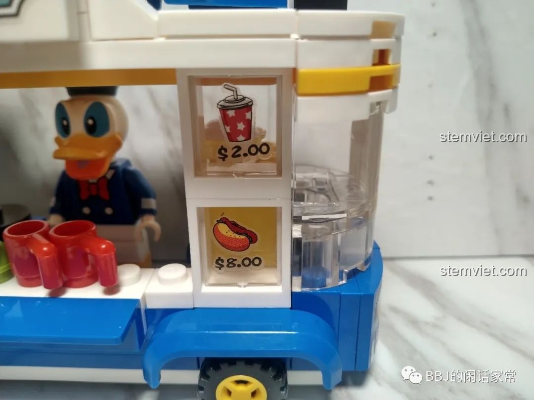 Chi tiết sticker menu đồ uống và hotdog trên xe bán hàng của Vịt Donald trong bộ SY6578B.