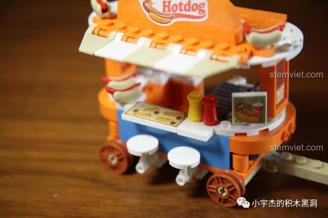 Chi tiết sticker menu và ghế ngồi trên xe bán hotdog Sembo 601113, giúp bé phát triển trí tưởng tượng khi chơi.