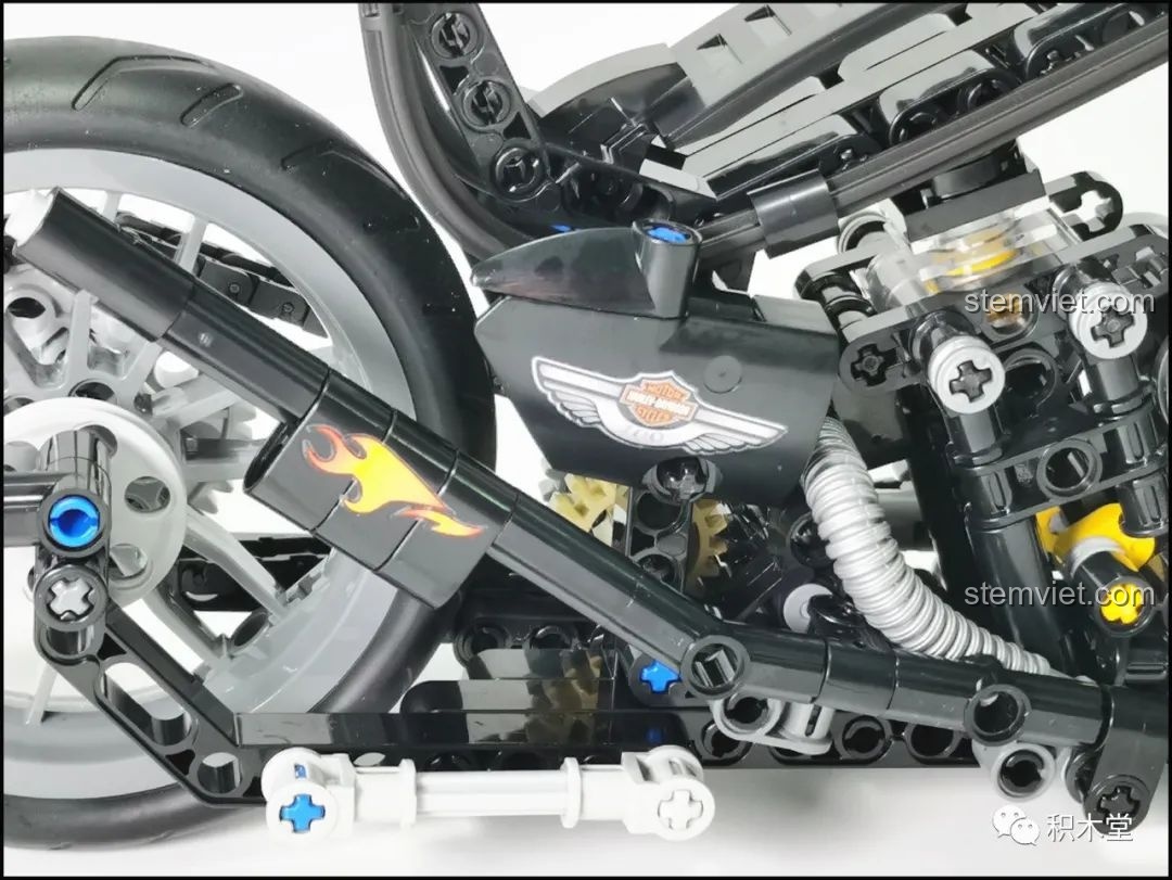 Chi tiết sticker ngọn lửa trên ống xả của đồ chơi mô hình xe máy Technic cho trẻ em 8+.