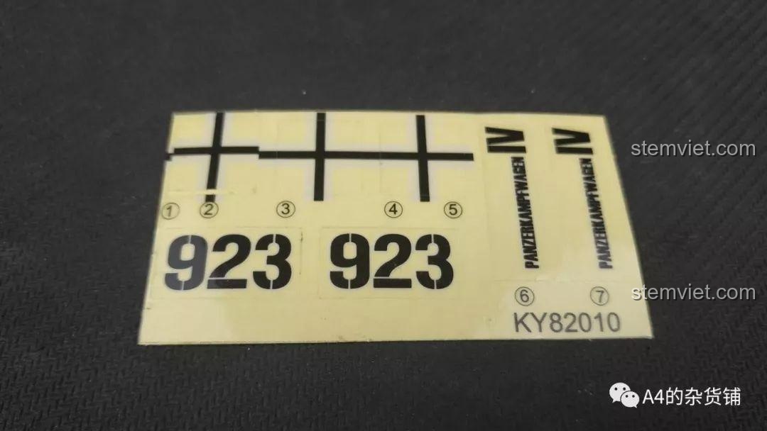 Tấm sticker đi kèm bộ KAZI KY82010 với các ký hiệu và số hiệu 923 cho xe tăng Panzer IV.