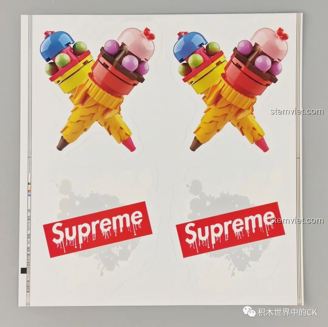 Tờ sticker đi kèm trong bộ Leier 10003 Cửa Hàng Kem, bao gồm hình cây kem và logo trang trí cho tòa nhà.