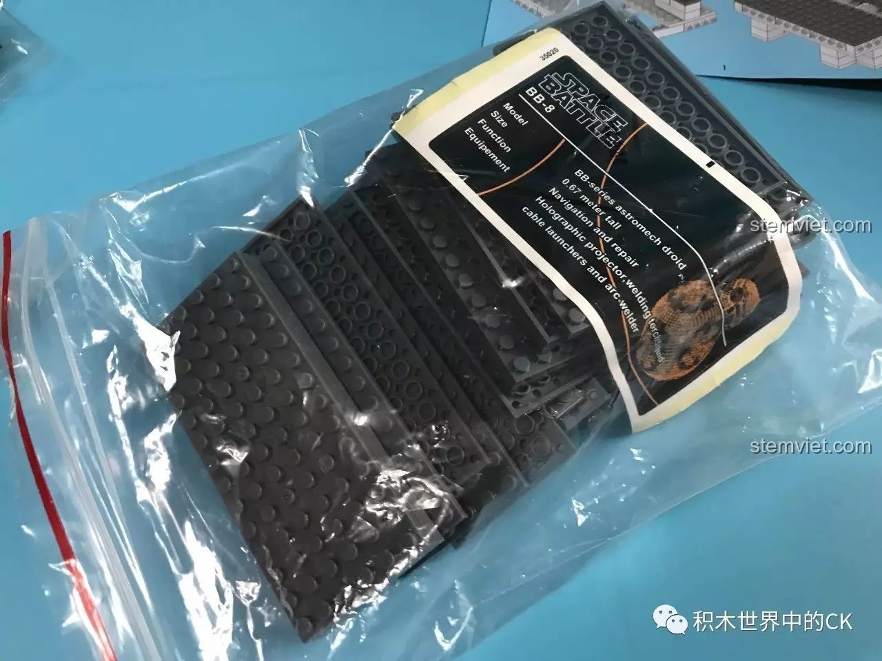 Tấm sticker đi kèm trong bộ xếp hình Mô BB-8 35020 giá bình dân, dùng để trang trí chi tiết.