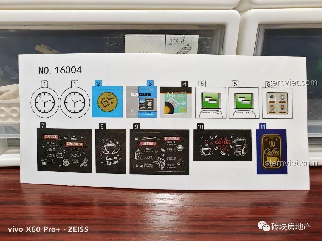 Tấm sticker đi kèm trong bộ lắp ghép Tiệm cà phê cổ điển cho trẻ từ 8 tuổi, với nhiều hình ảnh trang trí.