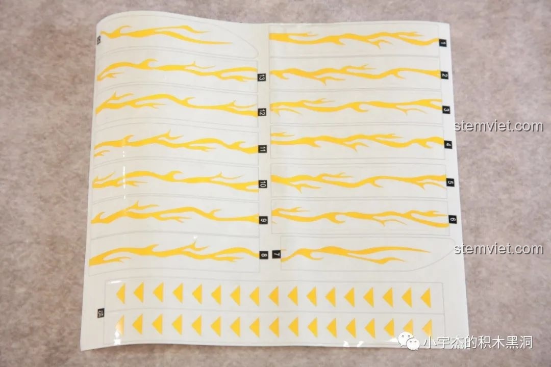 Tấm sticker trong suốt với họa tiết tia sét và các chi tiết trang trí cho Nhật Luân Kiếm của Zenitsu.