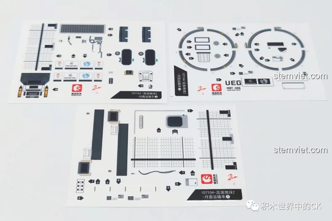 Ba tấm sticker đi kèm bộ xếp hình Moon Base Carrier 107104 để trang trí chi tiết cho mô hình xe không gian.