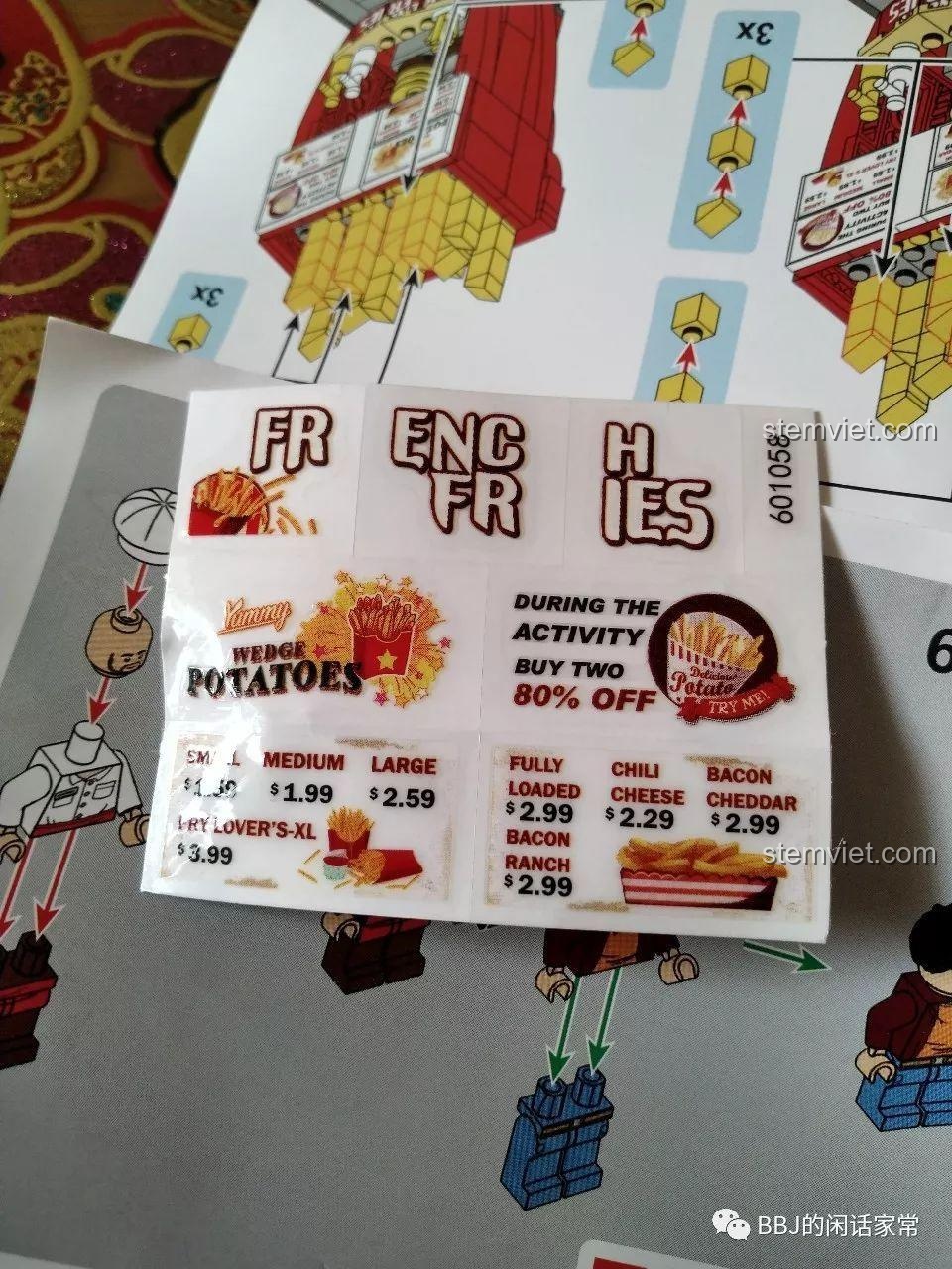 Tấm sticker đi kèm bộ lắp ráp Sembo 601058 với các chi tiết menu, logo và trang trí cho tiệm khoai tây chiên.