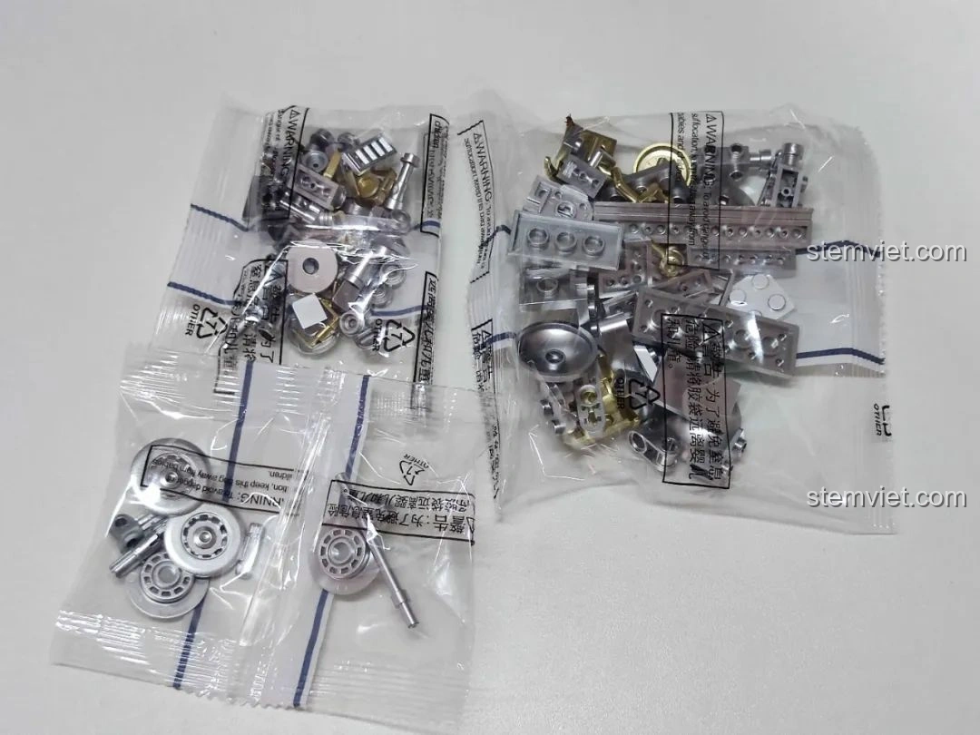 Một sticker UV bị dính vào trang hướng dẫn lắp ráp của Pinbo PB8801, minh họa sự nhạy cảm của loại sticker này.