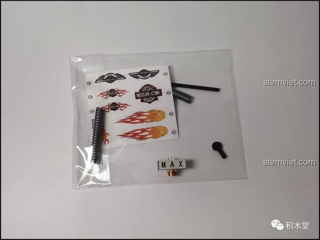 Túi chứa sticker và các chi tiết đặc biệt của bộ lắp ráp Mô tô Harley Knuckle Chopper Cổ Điển.