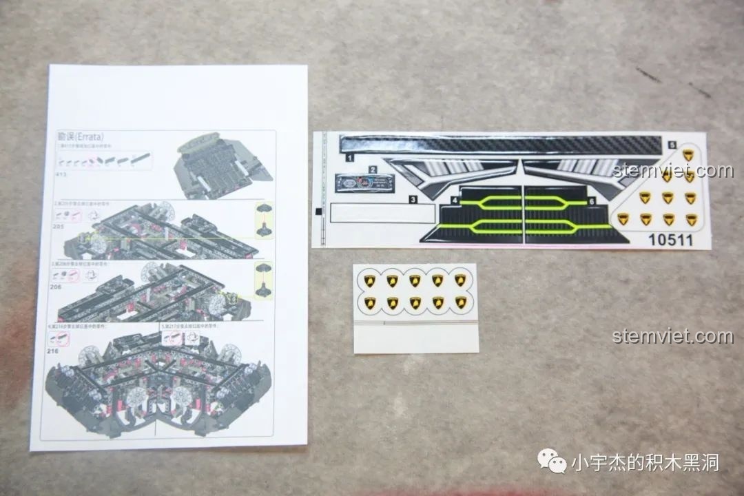 Tờ đính chính lỗi và hai tấm sticker đi kèm bộ lắp ráp Kbox 10511 Siêu xe SUV Lamborghini Urus.