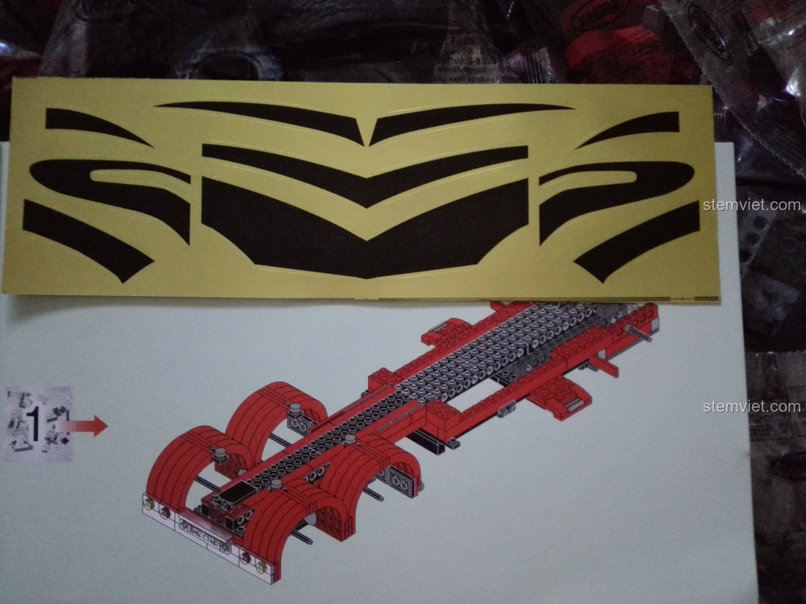Tấm sticker họa tiết lửa đi kèm trong bộ đồ chơi lắp ghép Xe tải 'Quái Vật Đỏ' XB-03012.