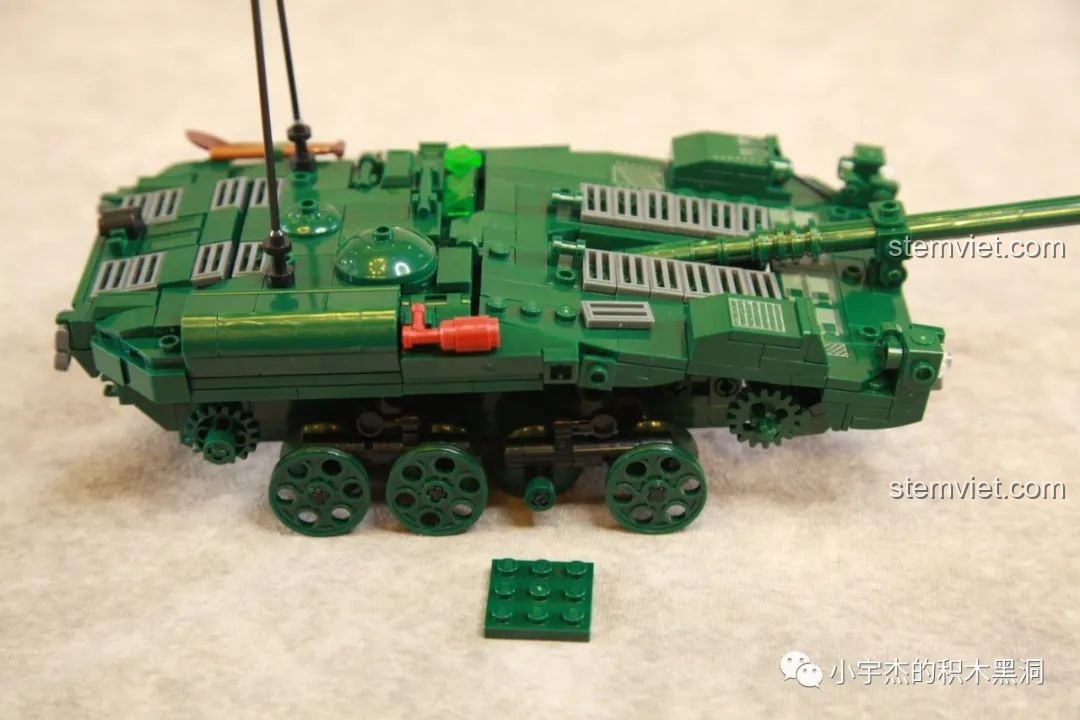 Sự cố thiếu chi tiết trong bộ lắp ráp Sluban M38-B1010, với một mảnh 3x3 bị thiếu và một mảnh khác bị thừa.