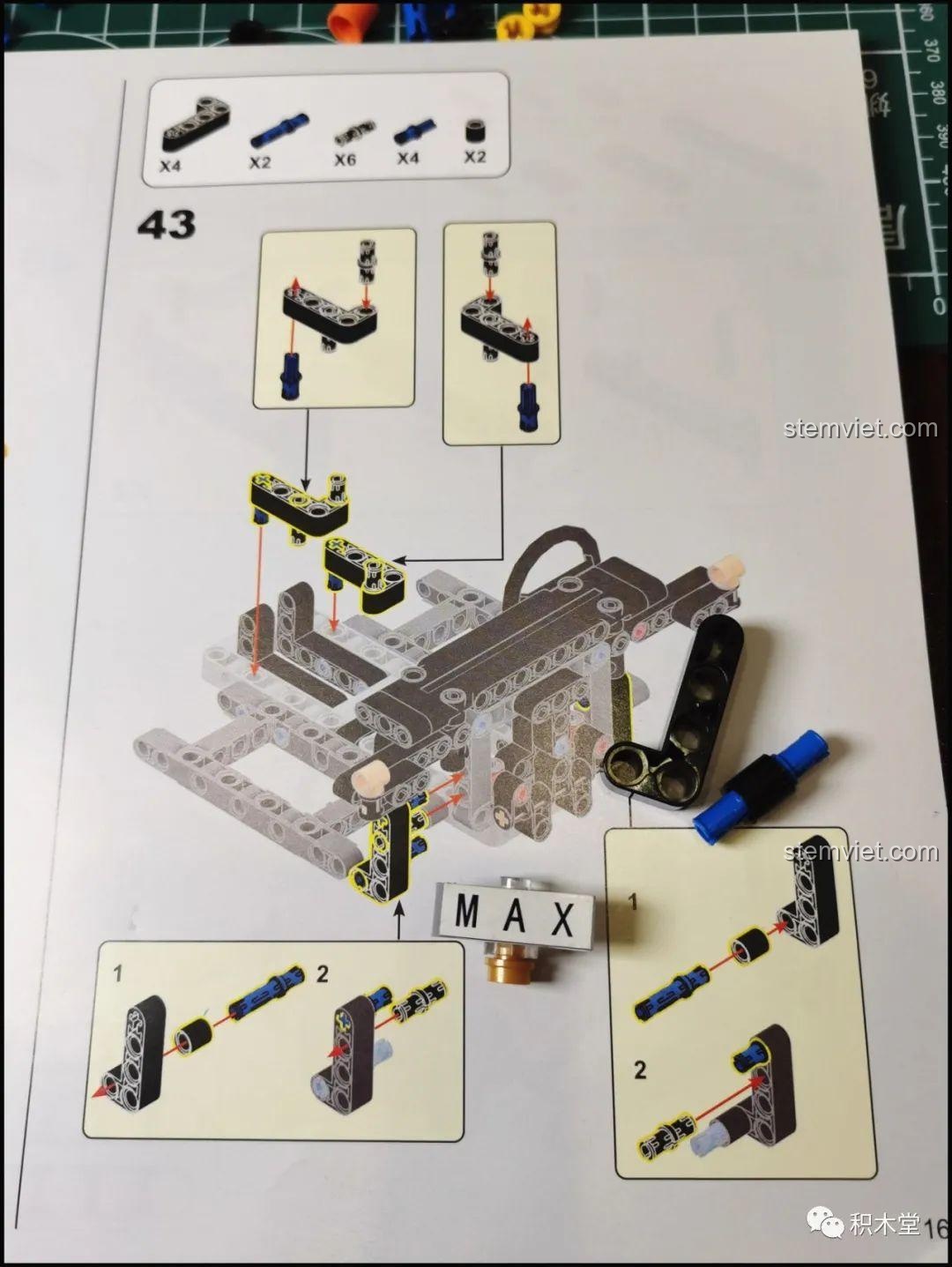 Hướng dẫn sửa lỗi ở bước 43 trong sách của bộ Happy Build YC-QC004, chỉ ra cách điều chỉnh hướng chốt cắm để đảm bảo lắp ráp chính xác.