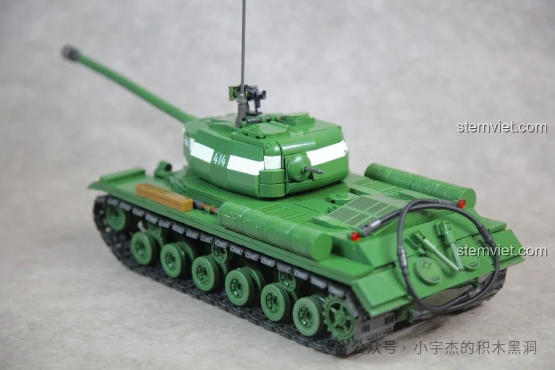 Súng máy hạng nặng trên nóc tháp pháo của xe tăng IS-2, một chi tiết vũ khí quan trọng.