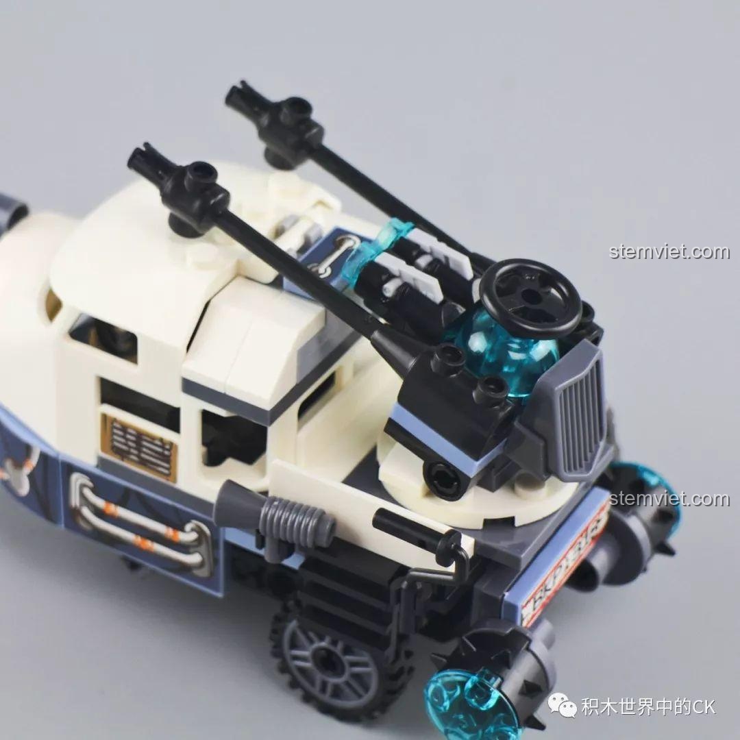 Cận cảnh súng máy trên nóc xe của mô hình Winner 8054, có thể xoay và điều chỉnh hướng bắn.