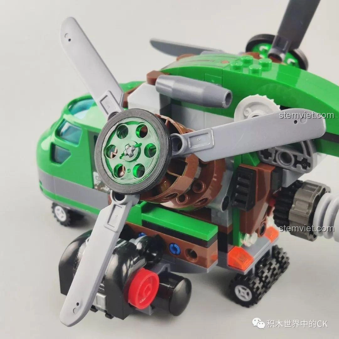Cận cảnh chi tiết súng phóng lựu gắn dưới thân mô hình trực thăng Winner 5101, với bánh răng và nòng súng.