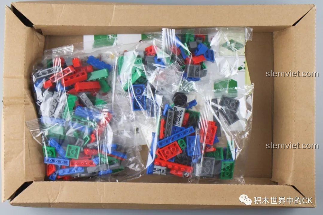 Bên trong hộp bộ lắp ghép 4026 của SX, gồm các túi chi tiết và giấy hướng dẫn.