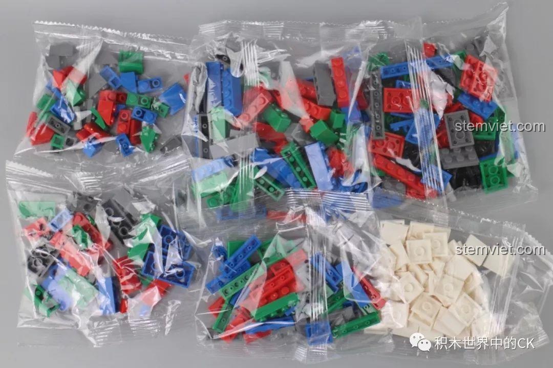 Các túi mảnh ghép của bộ lắp ghép Mô hình thùng rác mini 4026, với các màu sắc cơ bản.