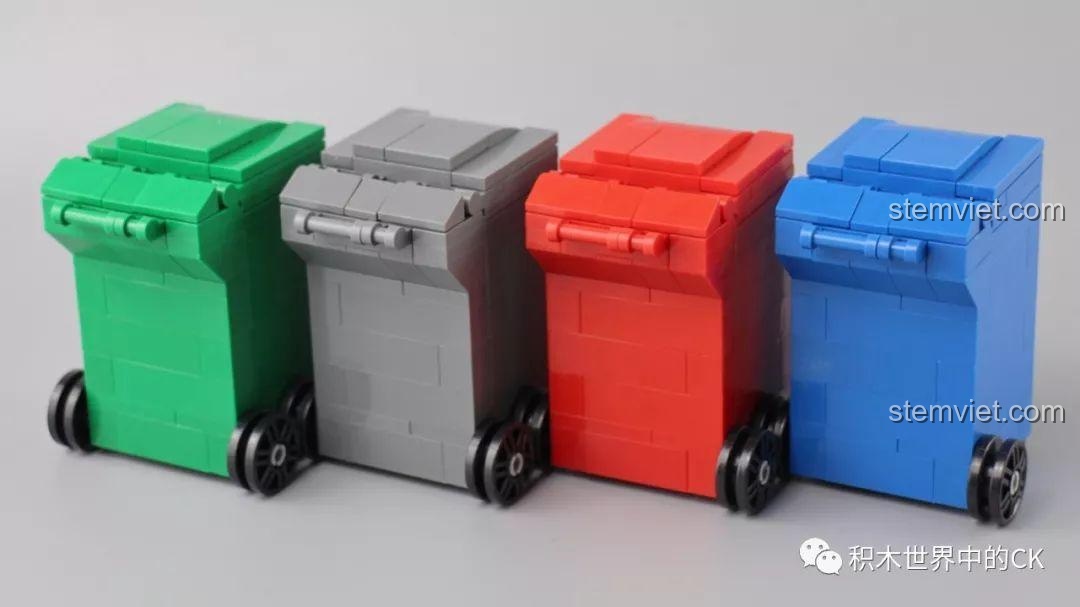 Góc nhìn nghiêng của các mô hình thùng rác từ bộ đồ chơi giáo dục SX 4026, cho thấy bánh xe và thiết kế.
