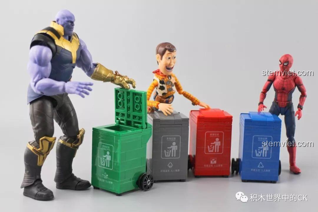Các mô hình thùng rác từ bộ đồ chơi SX 4026 được đặt cạnh các figure lớn như Thanos, Woody, Spider-Man để so sánh kích thước.