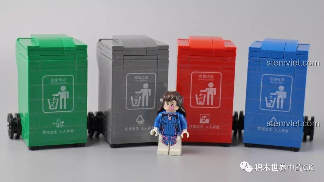 So sánh kích thước của mô hình thùng rác mini 4026 với một minifigure, cho thấy sản phẩm không theo tỉ lệ minifig.