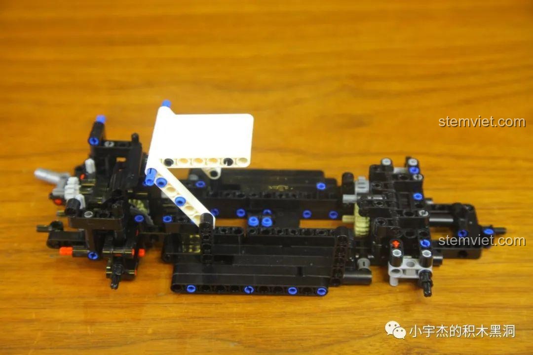 Đồ chơi mô hình Porsche 911 SY 8505, xe thể thao SY với khung gầm Technic chắc chắn đang được lắp ráp