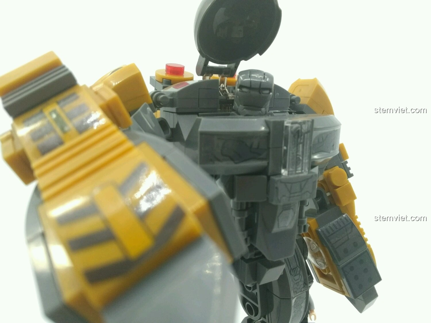 Cận cảnh buồng lái mở của mô hình SY MK25 Giáp Anti-Hulk Mecha, cho thấy minifigure Tony Stark bên trong, chi tiết ấn tượng.